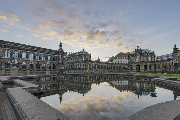 Dresden - Almanya - Zwinger Sarayı 'ndaki Çin-Pavilion, havuz, Saksonya, Almanya, Dresden, 04.10.2018