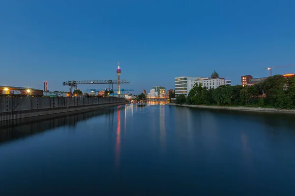 Düsseldorf Blick Auf Beleuchteten Medienhafen Mit Totaler Mondfinsternis Nordrhein Westfalen — Stockfoto