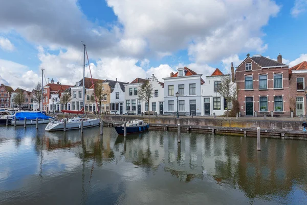 Goes Marina, Zeeland, Hollanda, Goes, 21.03.2018 'deki demirlemiş tekne ve tarihi evlere bakın.