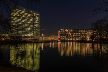 Duesseldorf - Dreischeibenhaus ve Koe-Bogen Gece, Kuzey Ren Vestfalyası, Almanya, Duesseldorf, 07.02.2018