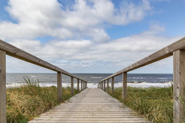 Sylt / Almanya 'daki Rantum Sahili' ne ulaşmak için tahta yola bak