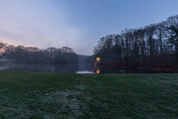 Krefeld Vista Lago Stadtwald Con Templo Deuss Iluminado Día Enero — Foto de Stock