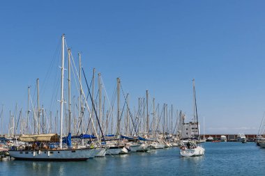 Barcelona - Olimpiyat Limanı, Katalonya, İspanya, Barselona, 07.04.2016 'dan ayrılan yelkenliye bakın