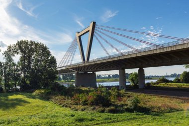 Duesseldorf - Ren Nehri / Almanya yakınlarındaki Havaalanı Köprüsü 'ne Yakın-Görüntüleme