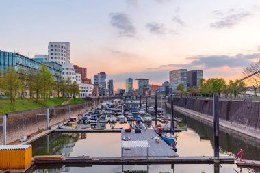 Duesseldorf Marina / Almanya 'da günbatımı