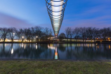 Oberhausen, Kuzey Ren Vestfalya, Almanya - 21 Şubat 2017 Akşam 6.30: Aydınlatılmış Köprü Slinky Yaylarından Şöhrete