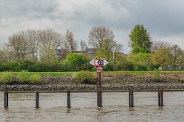 Hamburg - Denizci Mark ile Elbe Nehri 'ne bakın, Hamburg, Almanya, Hamburg, 26.04.2018