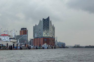 Hamburg - 1963 yılında inşa edilen eski Kaispeicher, Hamburg, Almanya, Hamburg, 26.04.2018 'in kabuğu kullanılarak inşa edilen Elbe Filarmoni Konser Salonuna Bakınız