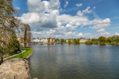 Schwerin - Schwerin Kalesi 'ndeki dev kayadan Schwerin Şatosu Promenade, Mecklenburg-Vorpommern, Almanya, Schwerin, 27.04.2018