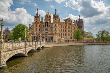 Schwerin - 1913 yılında bir yangının kalenin üçte birini yok ettiği Schwerin Kalesi, Mecklenburg-Vorpommern, Almanya, Schwerin, 27.04.2018