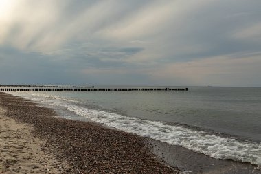 Kuehlungsborn - Huzurlu dalgalarla Baltık Denizi Sahili, Mecklenburg-Vorpommern, Almanya, Kuehlungsborn, 27.04.2018