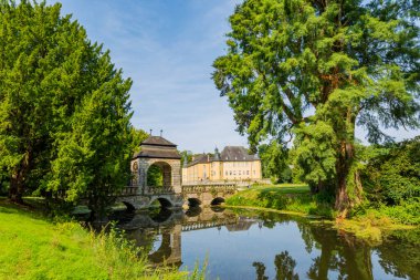Dyck Kalesi - Dyck Kalesi 'nin nehir köprüsüne bakın, Almanya, Juechen 25.08.2017