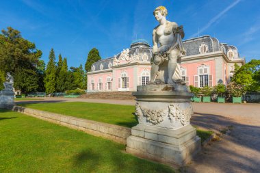 Benrath Şatosu - Heykele Yakın Görünüm