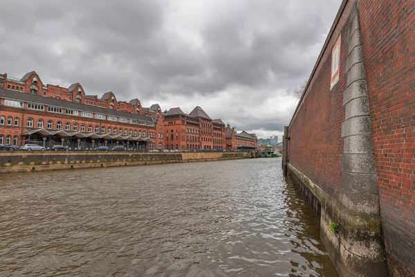 Hamburg - Hamburg Speicherstadt 'daki kanala yakın çekim Elbe Filarmoni Salonu, Hamburg, Almanya, 25.04.2018