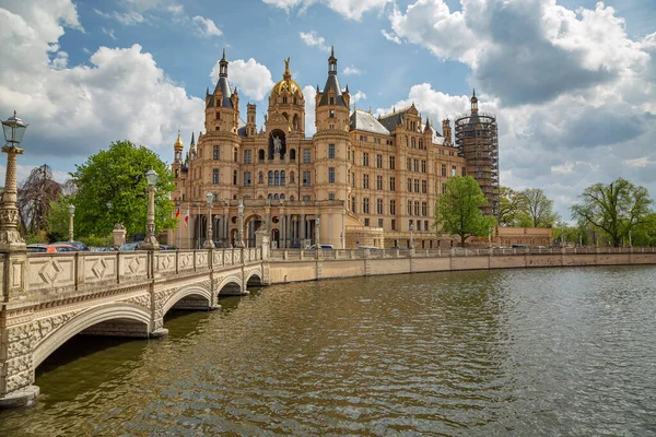 Schwerin - 1913 yılında bir yangının kalenin üçte birini yok ettiği Schwerin Kalesi, Mecklenburg-Vorpommern, Almanya, Schwerin, 27.04.2018