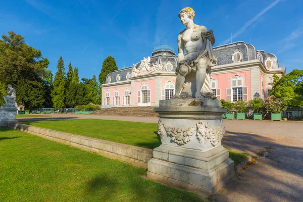 Benrath Şatosu - Heykele Yakın Görünüm