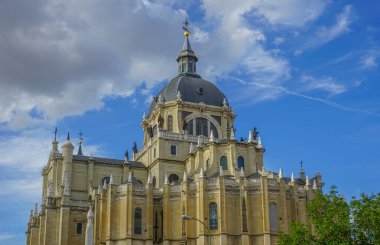  Madrid / İspanya 'daki Almudena Katedrali' nin arka girişi