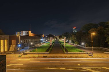 Duesseldorf - 1920 'lerden kalma dışavurumcu bir bina ve bahçe topluluğu olan fahri mahkemeye görsel eksen oluşturan Konser Salonu' ndan görüntü, 08.11.2019, Kuzey Ren Vestfalyası, Almanya