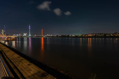 Duesseldorf - Rhine Nehri 'ne bakın, ünlü işaretler gece aydınlandı, Kuzey Ren Vestfalyası, Almanya, 08.11.2019