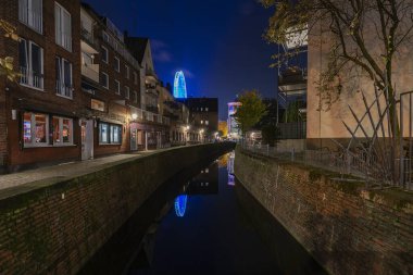 Duesseldorf - Dönme dolaba ve kale kulesine bakış Kuzey Ren Vestfalya, Almanya, 08.11.2019 Duessel Nehri 'nin suyuna yansıdı.