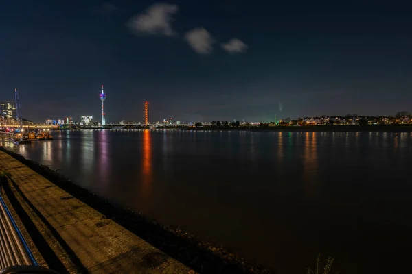 Duesseldorf Vista Para Rio Reno Com Famosos Marcos Iluminados Durante — Fotografia de Stock