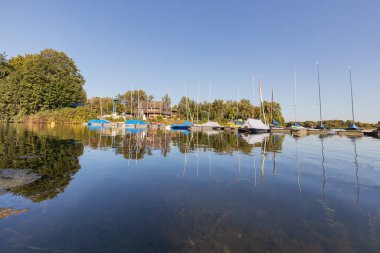 Krefeld-Elfrath - 19.09.2020 'de Kuzey Ren Vestfalya Gölü' ne yansıyan yelkenli teknelerine yakın çekim