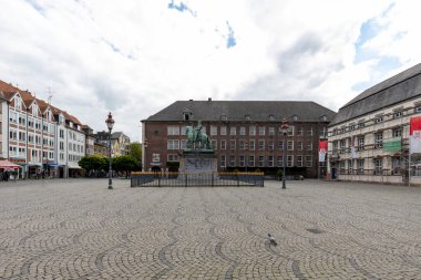 Jan Wellem 'in 12.05.2020' de Kuzey Ren Vestfalya 'daki Belediye Meydanı' ndaki Binicilik Heykeli 'ne bakın.