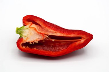 Beyaz zemin üzerinde dilimlenmiş biber kırmızı biber.