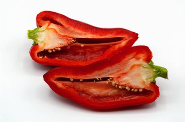 Beyaz zemin üzerinde dilimlenmiş biber kırmızı biber.