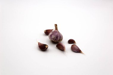 Beyaz arkaplanda sarımsak izole edilmiş.