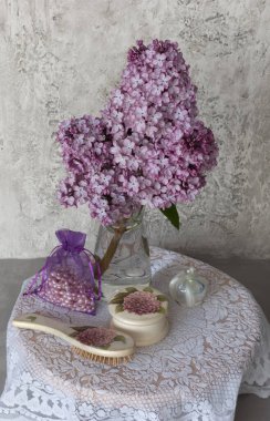 Tuvalet masasında bir dal leylak.