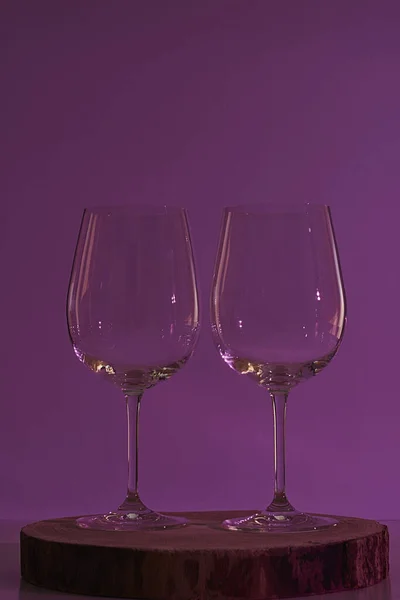 Dos Copas Vino Sobre Fondo Violeta Tono Cálido Tocón Madera — Foto de Stock