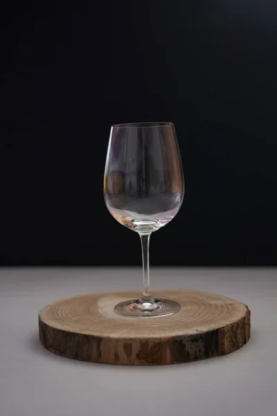 Copa Vino Sobre Fondo Negro Llave Baja Tocón Madera — Foto de Stock