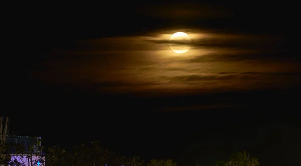 Vollmond Zwischen Gelben Wolken Dunkelheit Kontrast Angst — Stockfoto