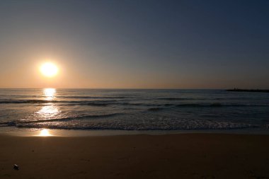 Yalnız sahilde gün doğumu, güneşli, yalnız, kum