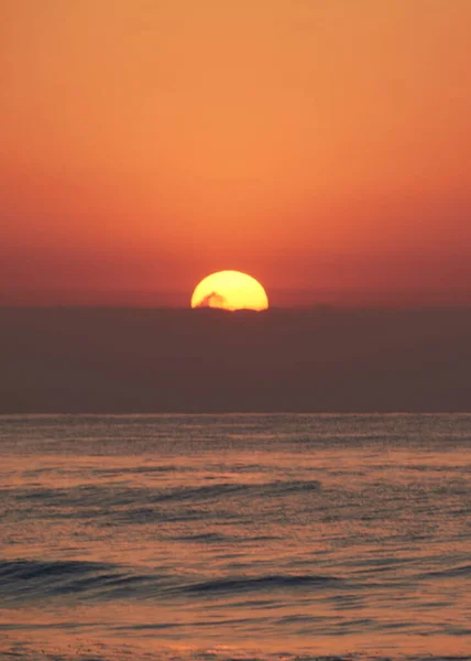 Lever Soleil Dans Océan Soleil Apparaît Ondes Sombres Solitaires Sans — Photo