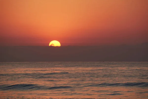 Lever Soleil Dans Océan Soleil Apparaît Ondes Sombres Solitaires Sans — Photo