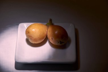 Beyaz masada iki medyan birlikte, turuncu, beyaz, doğal, ekolojik