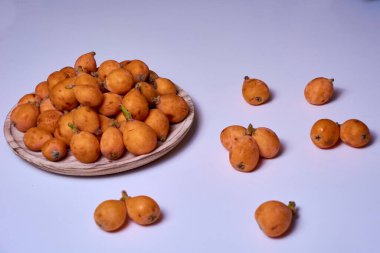 Tahta bir tabakta sütunlar ve masanın üzerinde, beyaz, kahverengi, doğal, ekolojik, rötuş yapmadan