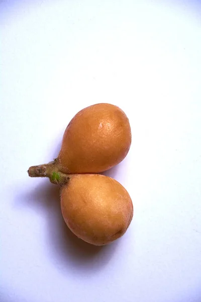 Dwa Medlar Razem Białym Stole Pomarańczowy Biały Naturalny Ekologiczny Bez — Zdjęcie stockowe