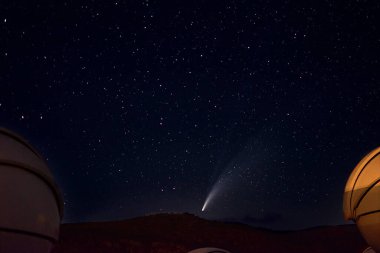 Yıldızlı gökyüzünde Neowise kuyruklu yıldızı, astronomik gözlemevi, gece fotoğrafçılığı, astrofotoğrafçılık