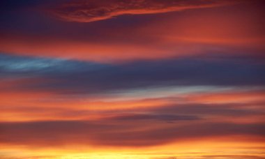 Gün batımı. Cennet, turuncu gökyüzü. Güneş ışınları. Duvar kağıdı. Bulutlar.