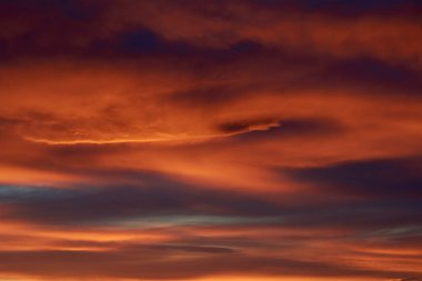 Gün batımı. Cennet, turuncu gökyüzü. Güneş ışınları. Duvar kağıdı. Bulutlar.