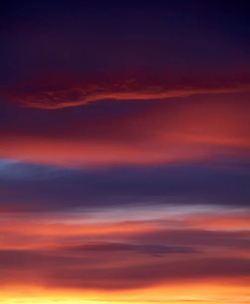 Puesta Sol Cielo Cielo Naranja Rayos Solares Fondo Pantalla Nubes — Foto de Stock