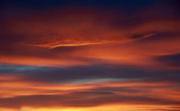 Puesta Sol Cielo Cielo Naranja Rayos Solares Fondo Pantalla Nubes — Foto de Stock