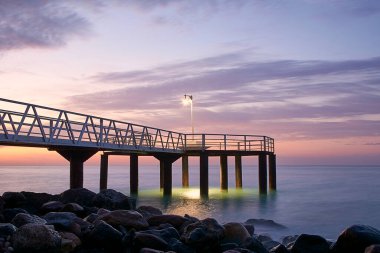 Podyumun üstündeki kumsalda gün doğumu, gündoğumu renkleri, yalnızlık