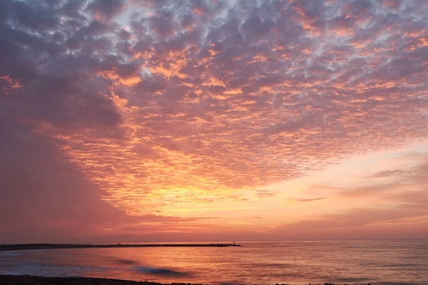 Rocky Beach Sunrise Long Exposure Foggy Clouds — Stock Photo, Image