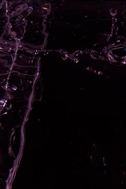 468.Su yüzeyine yakın çekim sıçrama, damlacıklar ve dalgalanma desenleri gösteriyor. Mor ışık kontrastı ve dokuyu yaratır. Resim sıvı hareketi, yüzey gerilimi ve dinamik dalga davranışı yakalar.