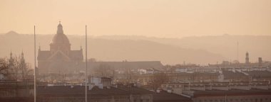 Panorama, çatılar, sis, Aziz Peter ve Paul Kilisesi, tepecikler, Krakw.