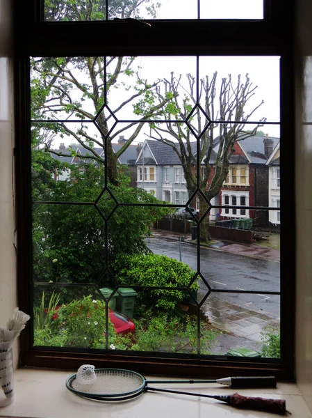 Rainy Day Typical English Street Curly Glazed Window Badminton Rackets — Stock fotografie